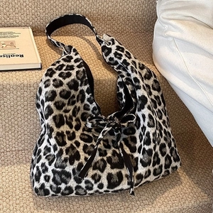 Grand sac cabas en toile à motif léopard avec nœud sur un escalier élégant