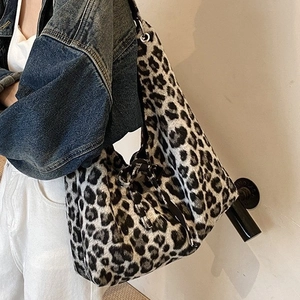 Sac à épaule chic imprimé léopard en peluche avec une silhouette hobo minimaliste moderne