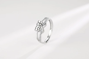 Détail de la bague infini réglable avec trois billes rotatives et zircons sertis fins