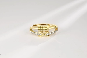 Détail d'une bague infini en or avec micro-zirconium et perles anti-stress mobiles
