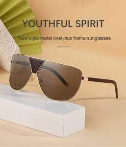 Détail de lunettes aviateur avec monture dorée et verres dégradés marron élégants