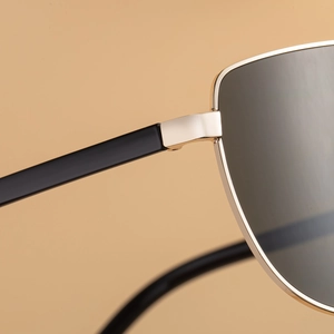 Détail de la charnière en métal doré de qualité et de la branche noire de ces lunettes pilote