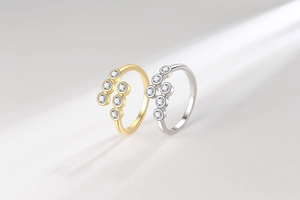 Detail der minimalistischen Gold- und Silberringe mit Zirkonia-Blasen-Akzenten