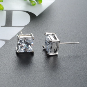 Élégantes boucles d'oreilles en argent avec oxydes de zirconium carrés à quatre griffes