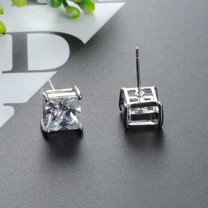 Élégantes boucles d'oreilles en zircon carré argenté avec coupe princesse et griffes
