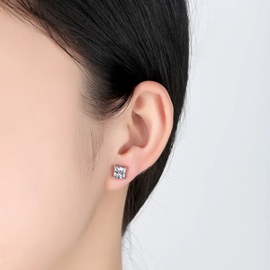 Clou d'oreille classique en argent avec zircon taille princesse carré sur oreille