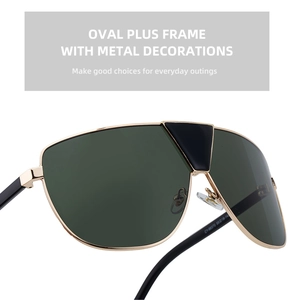 Gros plan de lunettes aviateur avec monture dorée et détail triangle noir sur le pont