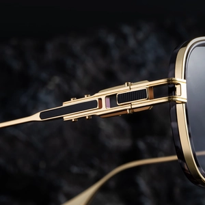 Makrodetail der goldenen Metallbügel und des präzisen Hohlraumscharniers der Pilotensonnenbrille