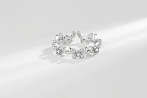 Vue macro de la bague papillon avec ailes en zircon et détails en métal argenté ciselé
