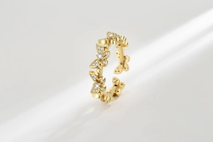 Vue détaillée de la bague papillon dorée avec zircons blancs et anneau réglable poli