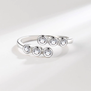 Minimalistischer silberner offener Ring mit sechs funkelnden Zirkonia im geometrischen Design