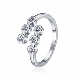 Minimalistischer geometrischer Ring mit sechs Zirkonia in einer Zargenfassung