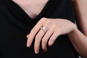 Close-up of a silver-toned hollow chain ring featuring a white round pearl inlay