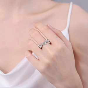 Bague papillon élégante en argent avec pierres de zircon portée sur la main d'un mannequin