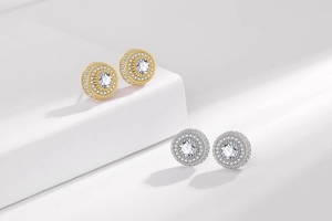 Gros plan de boucles d'oreilles hip-hop en or et argent avec micro-pavé de zircons