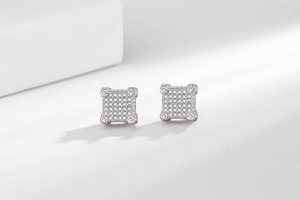 Vue macro de boucles d'oreilles hip-hop carrées serties de zircons cubiques brillants