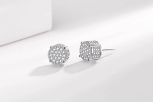 Vue macro de boucles d'oreilles hiphop en argent avec zircone cubique micro-pavée