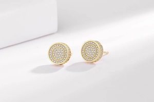 Gros plan de boucles d'oreilles rondes avec micro-pavage de zircon et plaqué or 18K