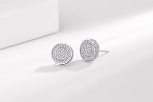 Gros plan de boucles d'oreilles hip hop en argent avec micro-pavage de zircons brillants