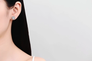 Gros plan de boucles d'oreilles hip hop argentées avec micro-pavage de zircons