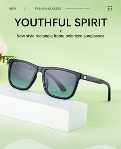 Detail einer eckigen Polarisations-Sonnenbrille mit schwarzem Rahmen und Verlaufsgläsern