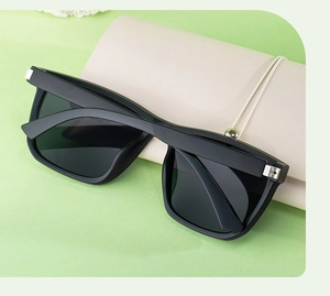 Details einer quadratischen Polarisations-Sonnenbrille mit silbernem Scharnier und Etui