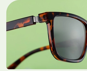 Detailansicht der quadratischen Sonnenbrille in Schildpatt mit Metallscharnier