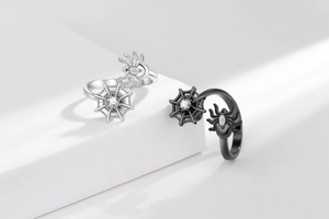 Détails macro de bagues gothiques en forme de toile d'araignée avec pierres zircon