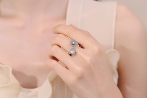 Détail de la bague rotative toile d'araignée avec zircons clairs sur une main