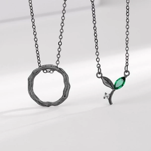 Collana di coppia foresta con anello corteccia nera e ciondolo foglia con zircone verde