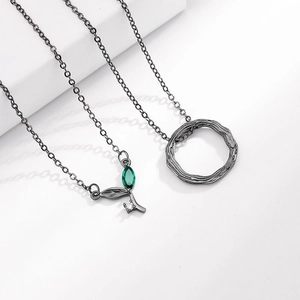Set di collane con ciondolo a foglia e anello nero canna di fucile e gemma verde