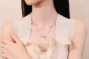 Vue détaillée du collier blé en argent avec feuilles en zircon et breloque Love