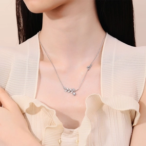 Collier feuille de blé argenté avec breloque Love et pendentif brillant sur modèle