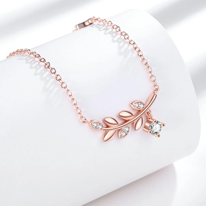 Élégant collier d'épis de blé en or rose avec des feuilles de zircon sur un présentoir