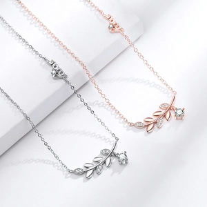 Collier épi de blé élégant en argent et or rose avec zircons et pendentif porte-bonheur