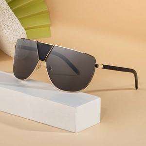 Lunettes de soleil aviateur oversize avec monture dorée et verres gris foncé