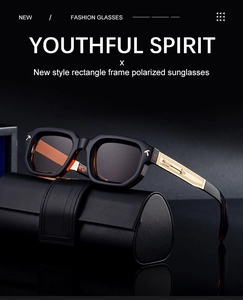 Détail de lunettes de soleil polarisées carrées avec motif plume dorée et étui en cuir
