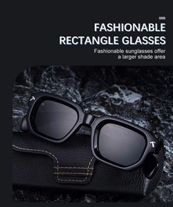 Détail de lunettes de soleil carrées polarisées avec ornements en T sur étui noir