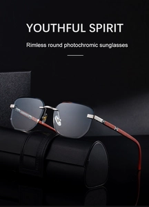 Detailaufnahme der randlosen phototropen Sonnenbrille mit Holzmuster-Bügeln und Gelenk