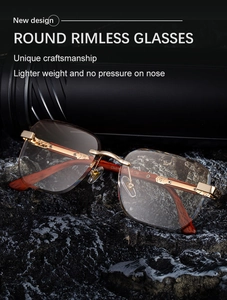 Detail der randlosen Sonnenbrille mit roten Holzmaserungs-Bügeln auf schwarzem Stein