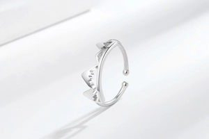 Vue latérale détaillée d'une bague réglable argentée au design minimaliste de sommet de montagne