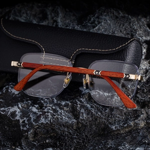 Nahaufnahme der randlosen Holzmaserung-Sonnenbrille auf Lavastein mit Lederetui