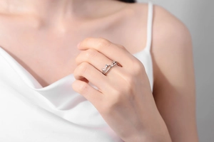 Détail d'une bague minimaliste en forme de montagne portée sur un doigt élégant