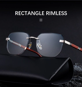 Detail von rechteckiger randloser Sonnenbrille mit Holzmaserung-Bügeln auf Lederetui