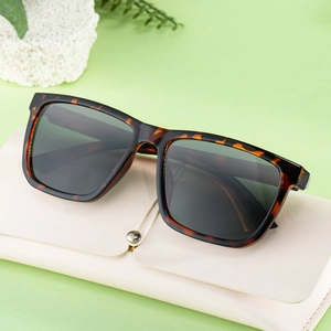 Klassische quadratische Herren-Sonnenbrille in Schildpatt-Optik mit grauem Etui aus Leder