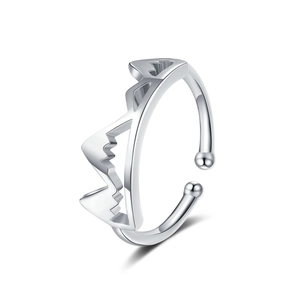 Bague montagne ajustable minimaliste en argent avec finition polie sur fond blanc