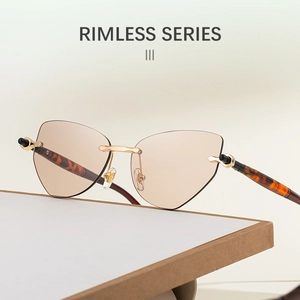 Détail de lunettes de soleil œil de chat sans monture avec branches en écaille et or