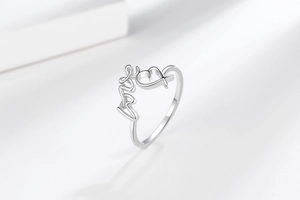 Détails macro d'une bague argentée avec design artistique LOVE et finition polie