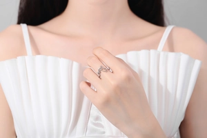 Détail d'une bague coeur en argent avec design LOVE portée pour exposition de mode