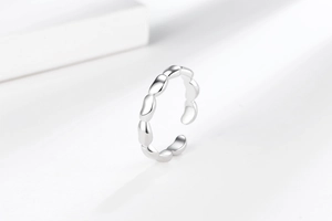 Makroansicht verstellbarer silberner Ring mit minimalistischem Bohnen-Design